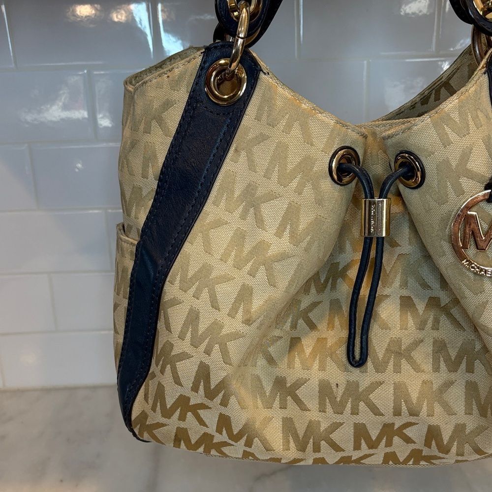Michael Kors Bag Purse Handbag Ludlow Canvas Signature Drawstring Shoulder Bag - Picture 3 of 17